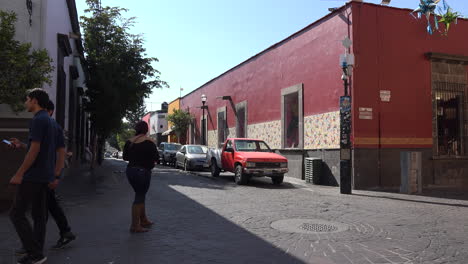Mexiko-Tlaquepaque-Straße-Mit-Roten-Gebäuden-Und-Jogger