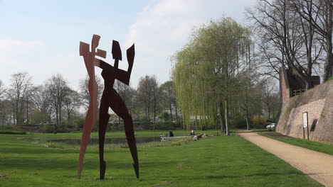Deutschland-Rees-Statuen-Im-Park