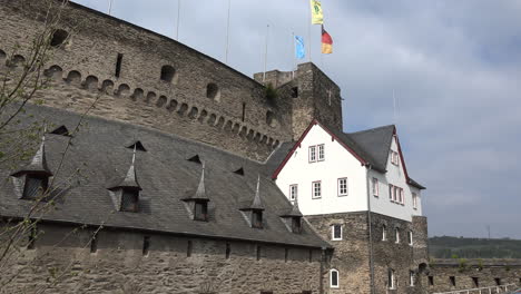 Deutschlandfahnen-Wehen-Aus-Dem-Restaurierten-Teil-Der-Burg-Rheinfels