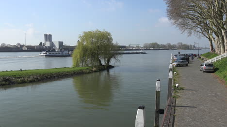 Netherlands-Schoonhoven-Barge-And-Willow-And-Walkway-Time-Lapse