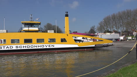 Países-Bajos-Schoonhoven-Ferry-Tierras
