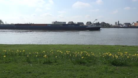 Niederlande-De-Lek-Mit-Barge