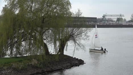 Niederländisches-Segelboot-Auf-De-Lek-Zoom-In