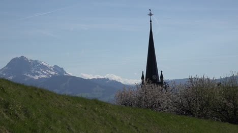 Suiza-La-Gruyere-Vista-De-Los-Alpes-Más-Allá-Del-Campanario-De-La-Iglesia