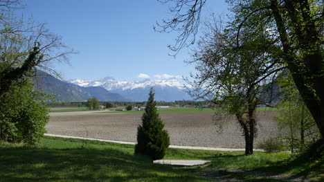 Schweiz-Ferne-Alpine-Kette-Jenseits-Des-Gepflügten-Feldes