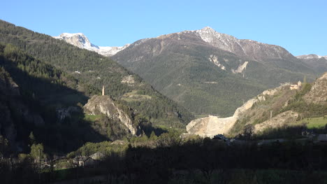 Vista-Alpina-De-Francia-Con-La-Torre-De-La-Iglesia-De-San-Julián-En-La-Mañana