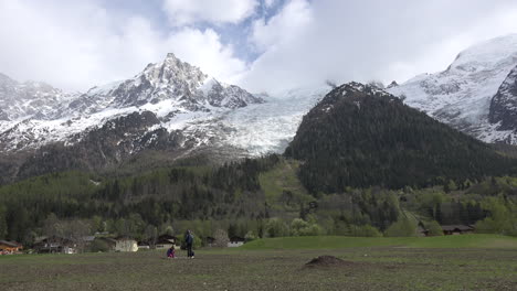 Francia-Mont-Blanc-Les-Bossons-Glaciar-Con-Hombre-Y-Niños-Caminando