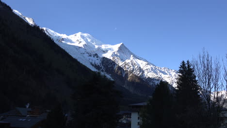 Frankreich-Mont-Blanc-Mit-Mond-Im-Blauen-Himmel-Moon