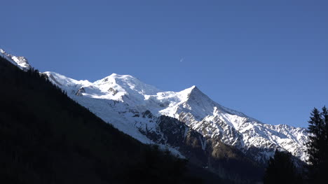 Frankreich-Mont-Blanc-Mit-Mond-Zoom-In