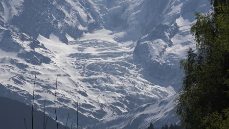 Frankreich-Mont-Blanc-Zoomt-Vom-Gletscher-Auf-Den-Verkehr-Auf-Der-Straße