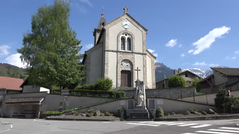 Frankreich-Revel-Belledonne-Kirche-Und-Wwi-statue