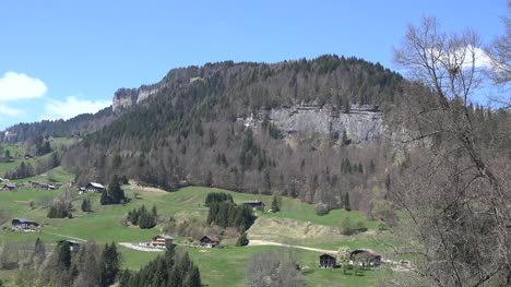 Francia-Pendiente-Alpina-Con-Casas-Cerca-De-Flumet-L-Arly