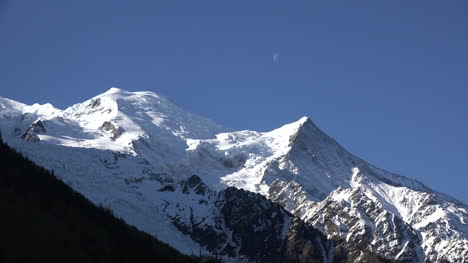 Vista-De-Francia-De-Mont-Blanc-Con-Luna