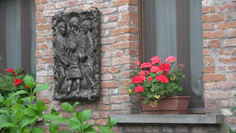Italien-Blumen-Im-Fenster-Und-Plakette-An-Der-Wand
