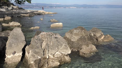 Croacia-costa-adriática-con-rocas-en-marea-media