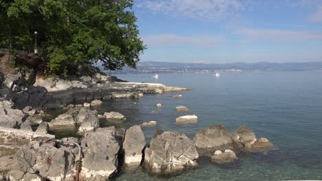 Kroatien-Lovran-Felsen-Und-Wasser