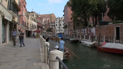 Venedig-Bürgersteig-An-Einem-Kleinen-Kanal