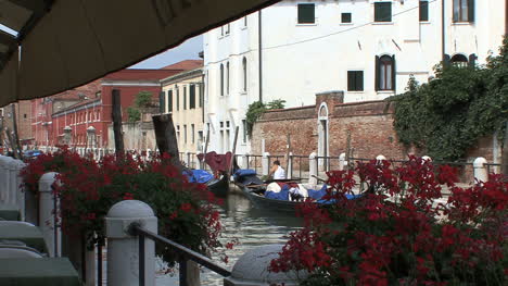 Venice-Zooms-on-gondola