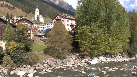 Suiza-Rin-Por-Aldea-De-Splugen