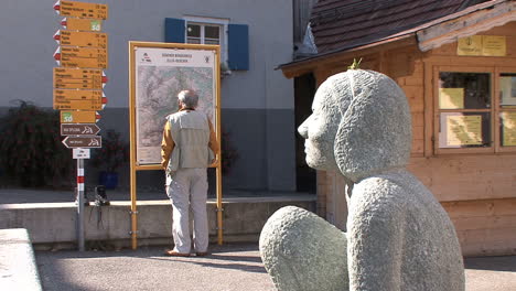 Schweiz-Zillis-Man-Karte-Und-Statue