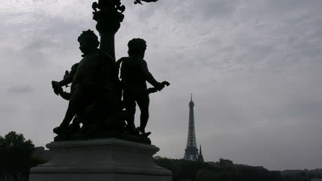 París,-La-Torre-Eiffel-Desde-París-Pont-Alexandre-III-Dos-Estatuas-En-Primer-Plano