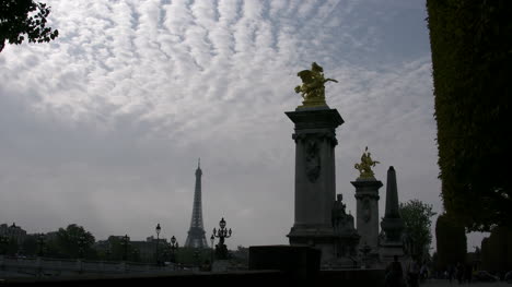 París-Torre-Eiffel-Desde-París-Pont-Alexandre-Iii-Con-Nubes-Interesantes