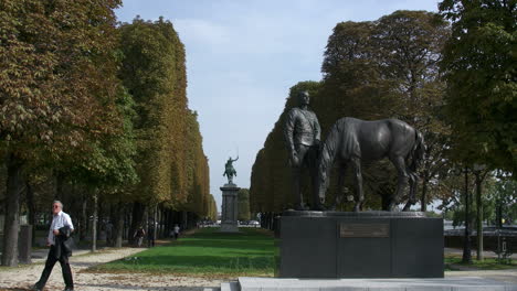 París-statues-and-mall-with-man