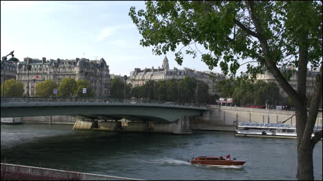 Paris-Seine-with-boats
