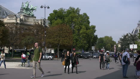 Pariser-Straßenszene-Mit-Braut-Und-Fußgängern