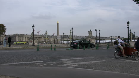 Pariser-Verkehr-Mit-Dem-Obelisken-Mit-Familie-Auf-Fahrrädern
