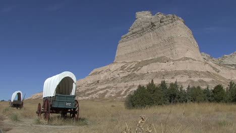 Nebraska-Scotts-Bluff-two-covered-wagons