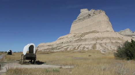 Nebraska-covered-wagons-at-Scottss-Bluff