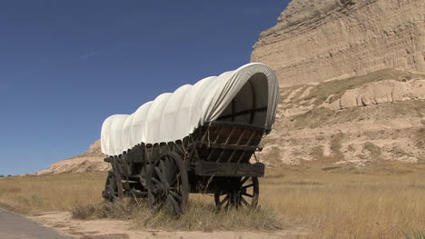 Nebraska-covered-wagon-parked-at-Scotts-Bluff