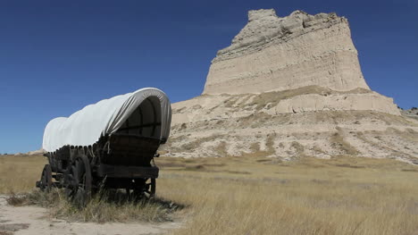 Nebraska-covered-wagon-at-Scotts-Bluff