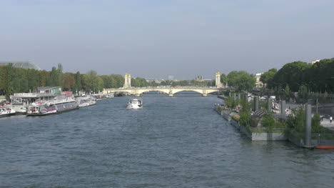 Paris-Seine-Mit-Booten-Zoom-In-Richtung-Brücke
