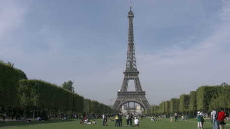París,-Torre-Eiffel,-Con,-Gente,-En-El-Estacionamiento