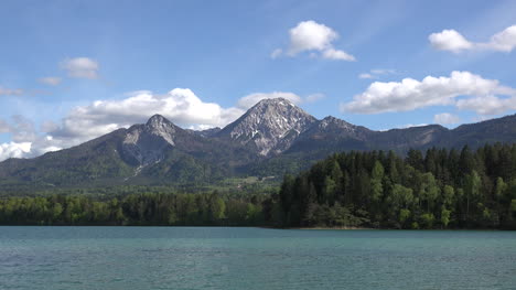 Austria-Faaker-See-and-montaña-above