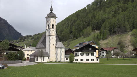 Austria-church-and-houses-at-Dollach