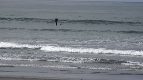 California-man-rides-waves-on-paddle-board