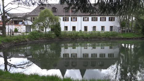 Deutschland-Herrenhaus-Spiegelt-Sich-Im-Teich