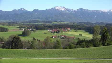 Deutschland-Blick-Auf-Dorf-Und-Alpen-In-Der-Ferne