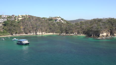 Mexico-Huatulco-boats-and-houses-on-hills