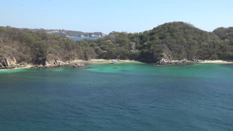 Mexico-Huatulco-coast-zooms-in-on-bay