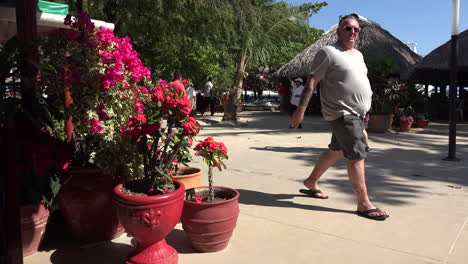 Mexico-Huatulco-flowers-and-people-time-lapse