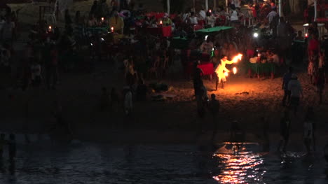 Mexiko-Huatulco-Mann-Wirft-Feuerpfanne