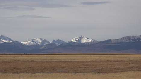 Montana-Felsige-Berggipfel-Jenseits-Der-Hochebenen