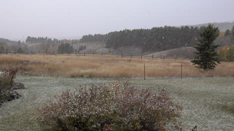 Montana-Nieve-Cayendo-Sobre-El-Paisaje