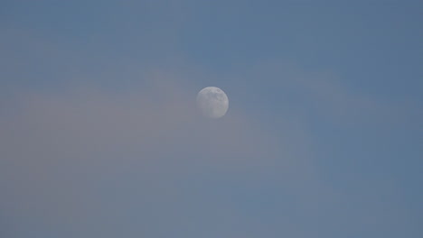 Naturnebel-Weht-über-Mond