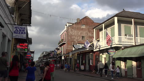 New-Orleans-evening-in-the-French-Quarter-with-tourists