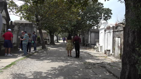 Cementerio-De-Nueva-Orleans-Con-Tumbas-Y-Personas